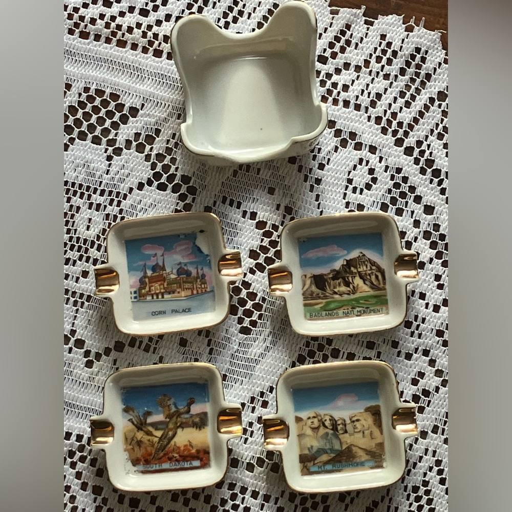 Vintage South Dakota Souvenir Ashtrays Set Of 4 with tray